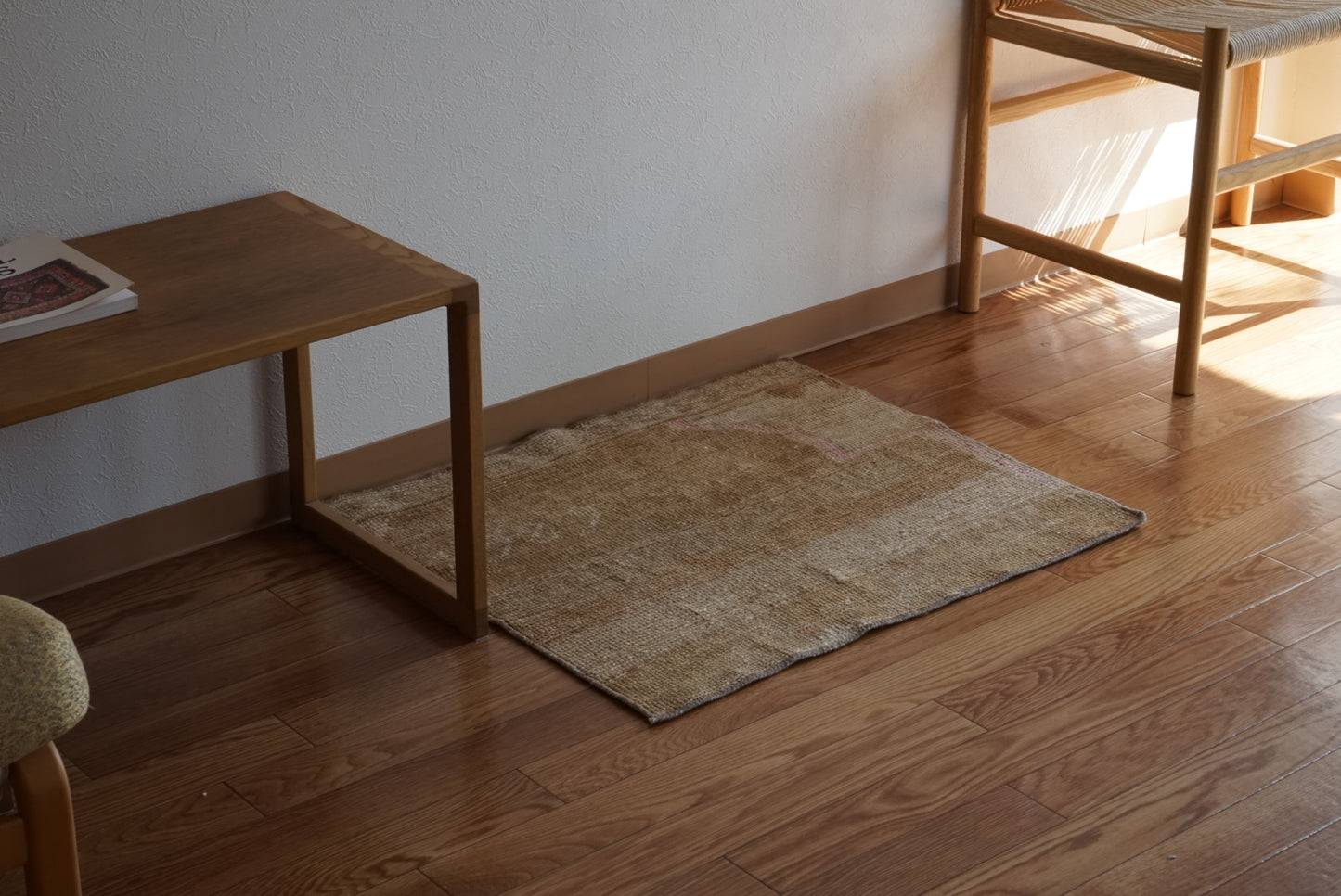 Türkiye Vintage Oushak Beige , Pink ,1989年代 69.5 × 58 cm No.TR25512 / 国内送料無料・羊毛手織り絨毯