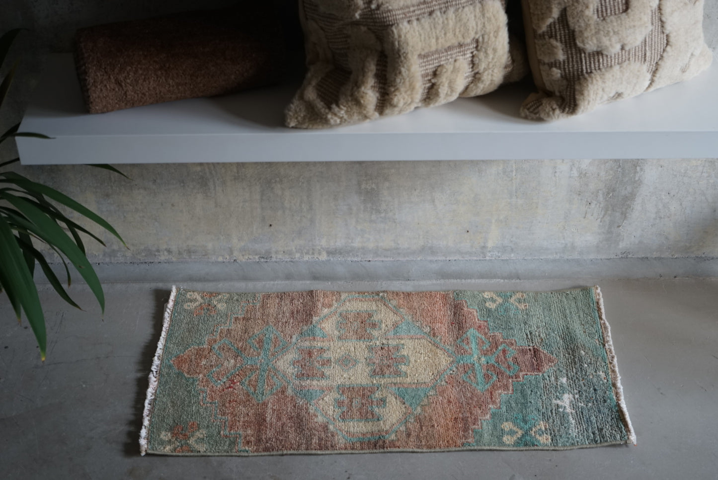 Türkiye Old Oushak Beige Blue Small size 1970年代 80 × 40 cm No.TR25243