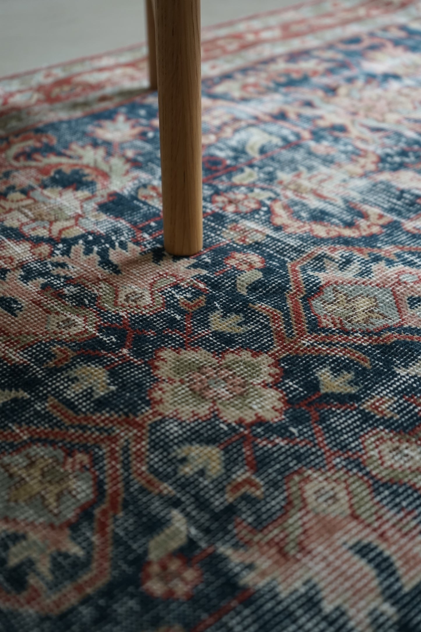 TURKEY OLD ISPARTA NAVY FLORAL 1970年代 207 × 114 cm No.TR25176