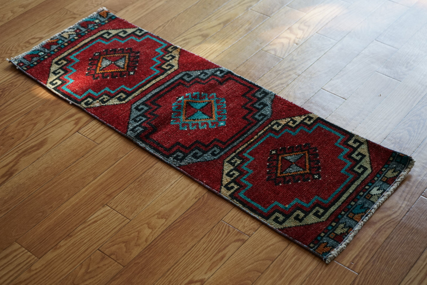 Türkiye Old Oushak Red , Turquoise Runner 1970年代 103 × 36 cm No.TR25542 / 国内送料無料・羊毛手織り絨毯