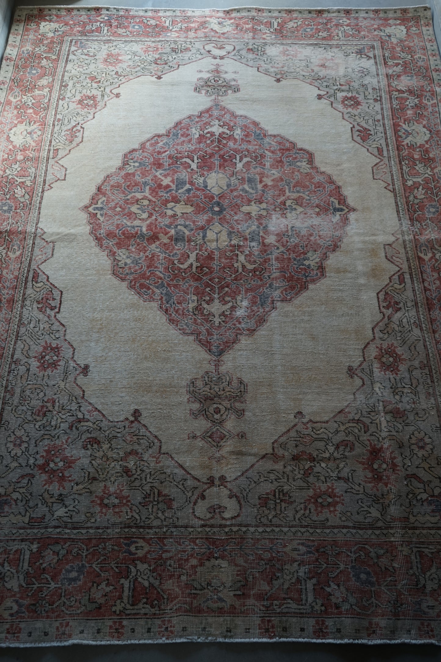 TURKEY OLD ISPARTA PINK BEIGE MEDALLION 1970年代 265 × 194 cm No.TR25213