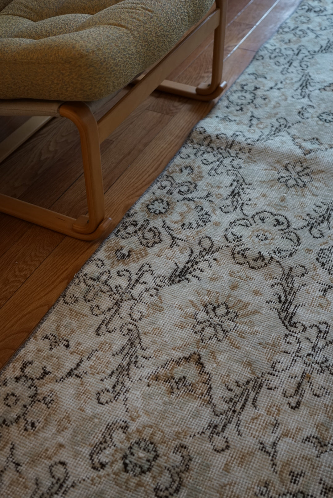 Türkiye Old Isparta Pale Blue , Gold Flower 1970年代 234 × 133 cm No.TR25516 / 国内送料無料・羊毛手織り絨毯