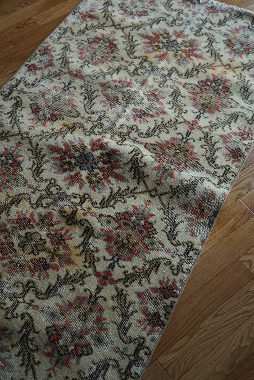 Türkiye Old Isparta Cream , Scarlet Color Flower 1970年代 194 × 95 cm No.TR25520 / 国内送料無料・羊毛手織り絨毯