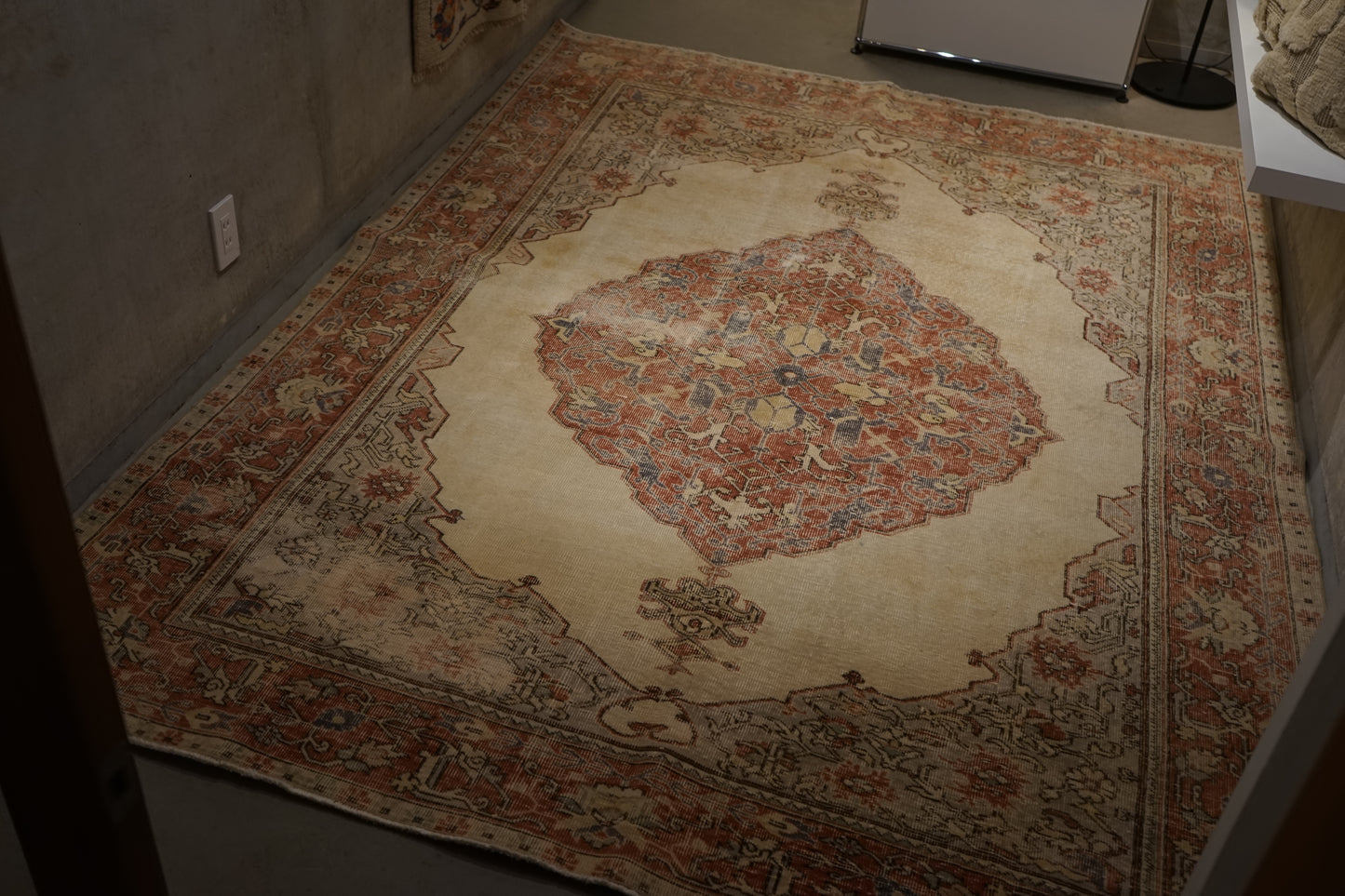 TURKEY OLD ISPARTA PINK BEIGE MEDALLION 1970年代 265 × 194 cm No.TR25213