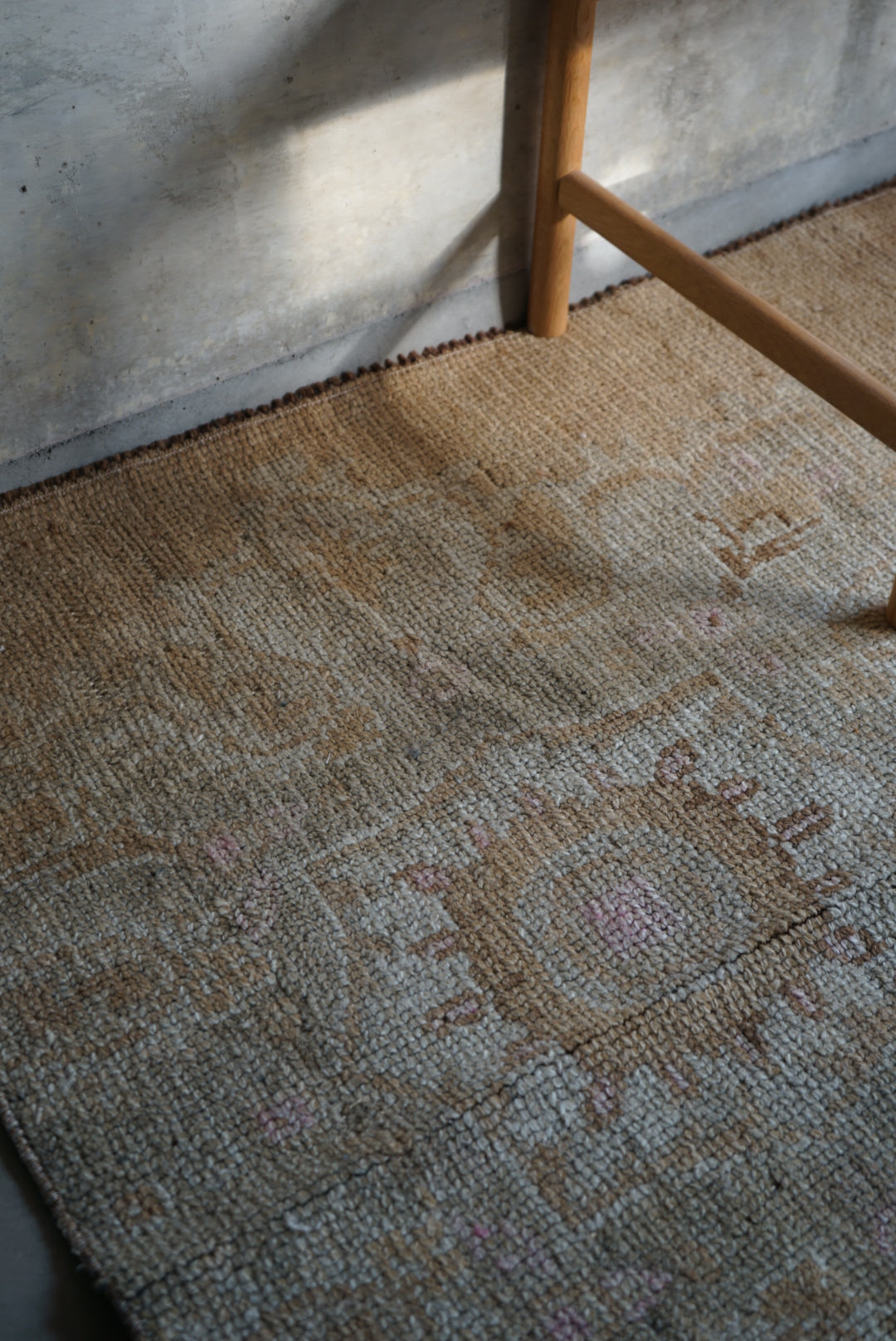 Türkiye Old Oushak Beige Medallion Flower Small size 1970年代 129 × 106 cm No.TR25238