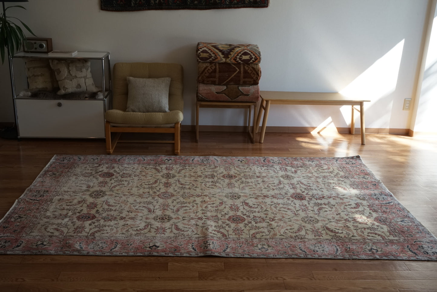 Türkiye Old Isparta Floral Pink , Beige 1970年代 250 × 154 cm No.TR25496 / 国内送料無料・羊毛手織り絨毯