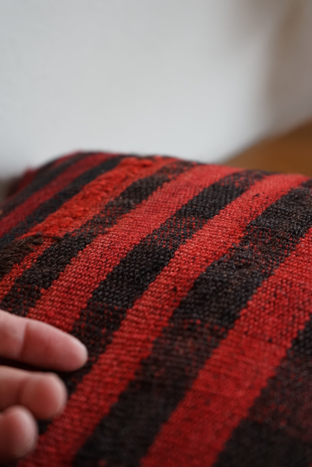Türkiye Old Kilim Cushion Cover Red , Black Checker Design 50 × 50 cm No.TR25524 / 国内送料無料・羊毛手織りキリム