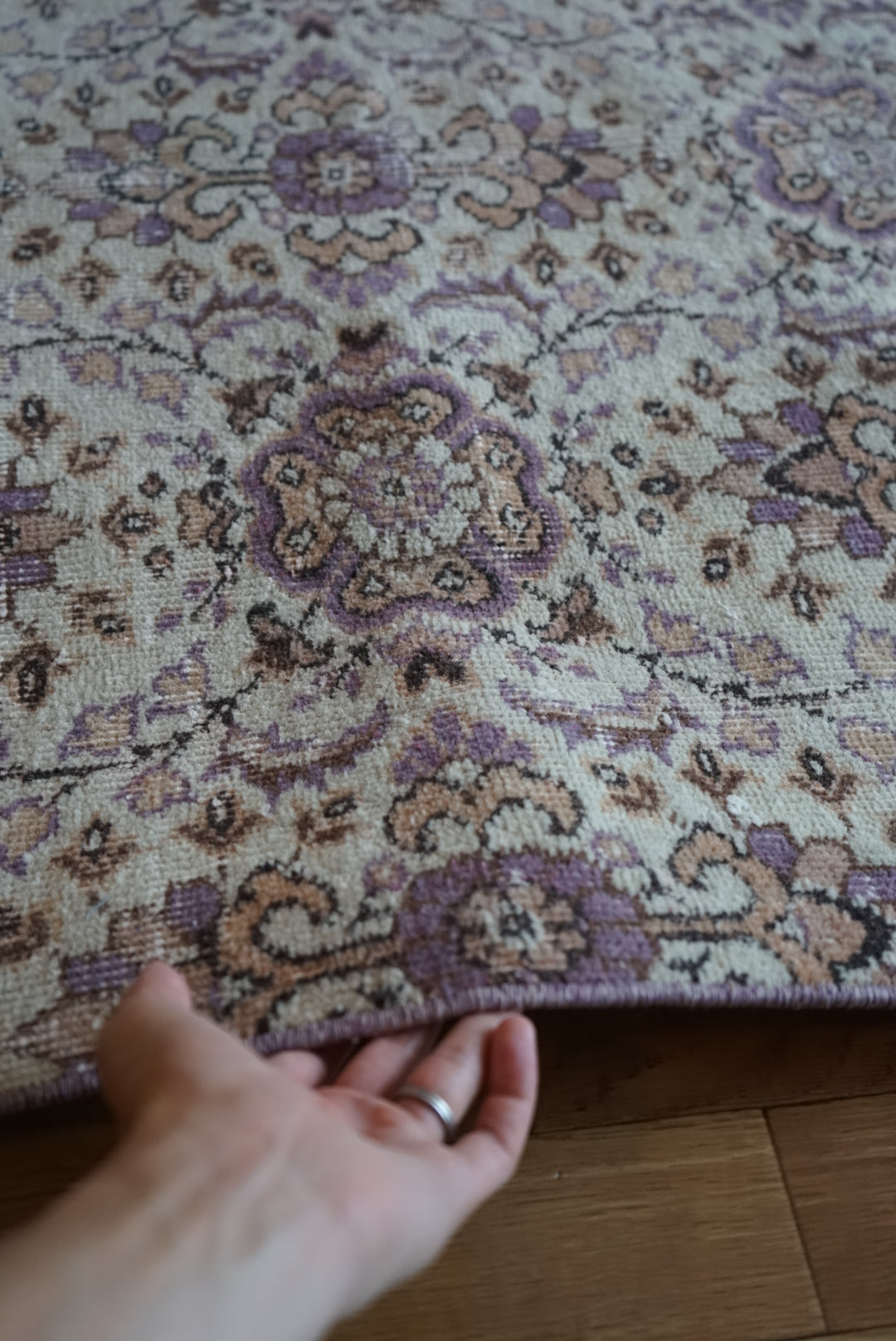 Türkiye Old Isparta Beige ,  Purple Flower 1970年代 226 × 120 cm No.TR25518 / 国内送料無料・羊毛手織り絨毯