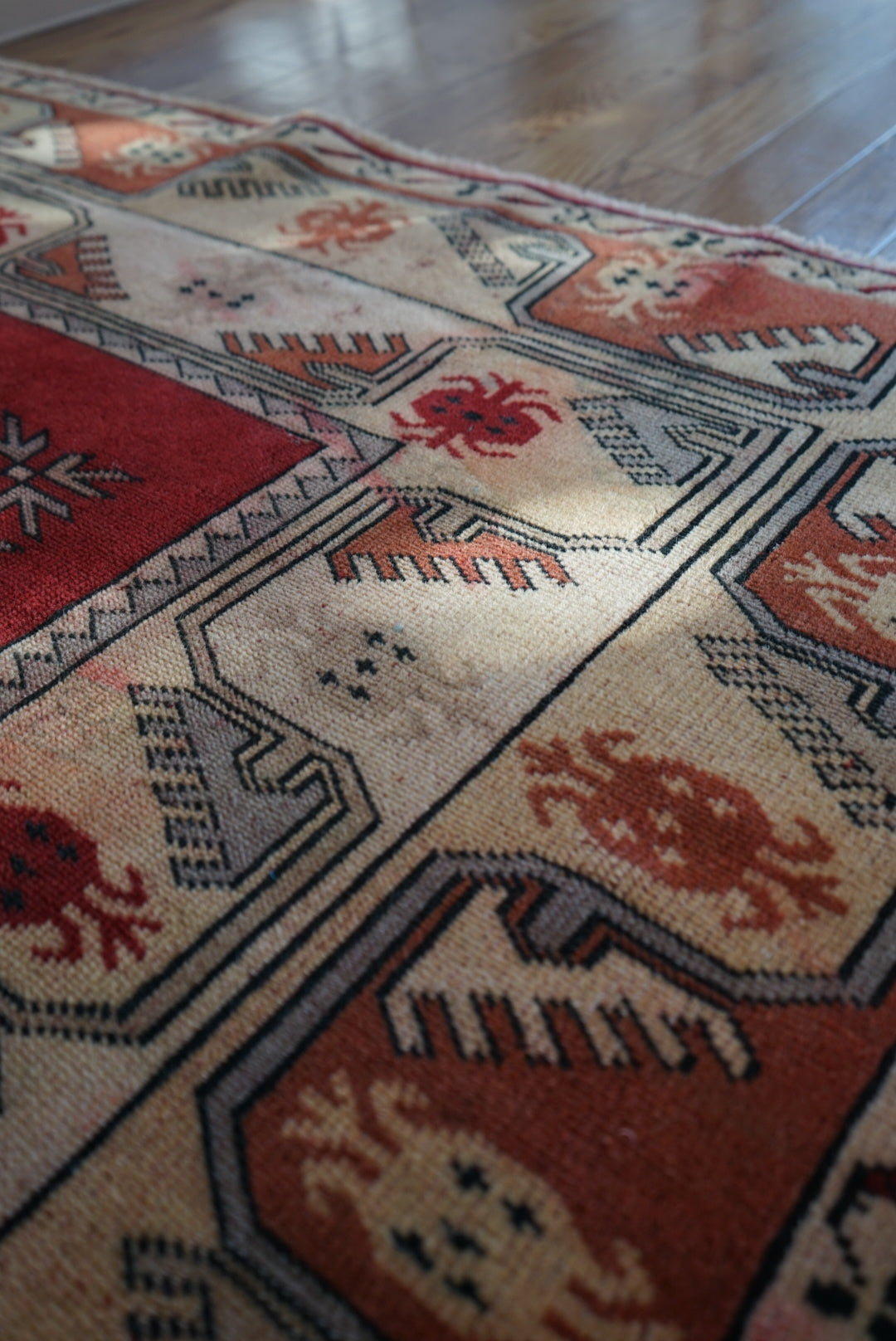 Türkiye Old Anatoria Beige , Red 1960年代 178 × 123 cm No.TR25552 / 国内送料無料・羊毛手織り絨毯