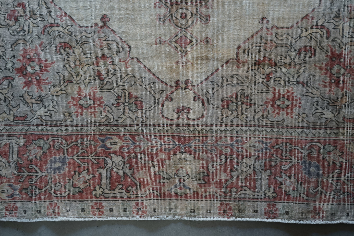 TURKEY OLD ISPARTA PINK BEIGE MEDALLION 1970年代 265 × 194 cm No.TR25213