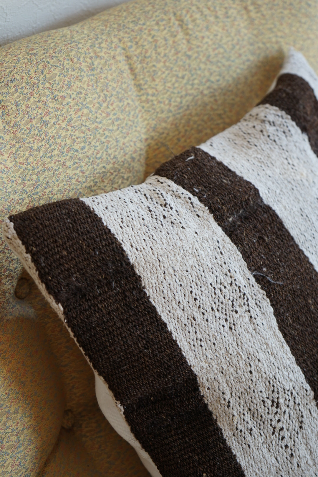 Türkiye Old Kilim Cushion Cover Brown , White Stripe Design 45 × 45 cm No.TR25554 / 送料無料・羊毛手織りキリム