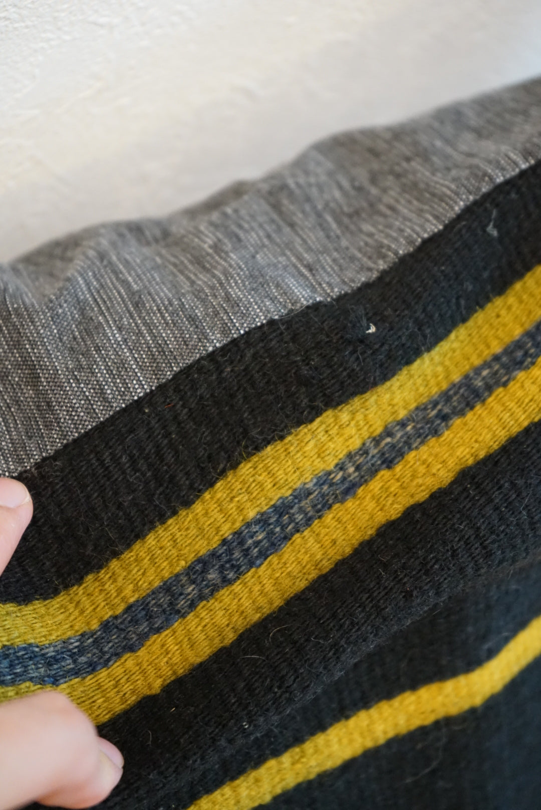 Türkiye Old Kilim Cushion Cover Black , Yellow , Blue Stripe Design 50 × 50 cm No.TR25567 / 送料無料・羊毛手織りキリム