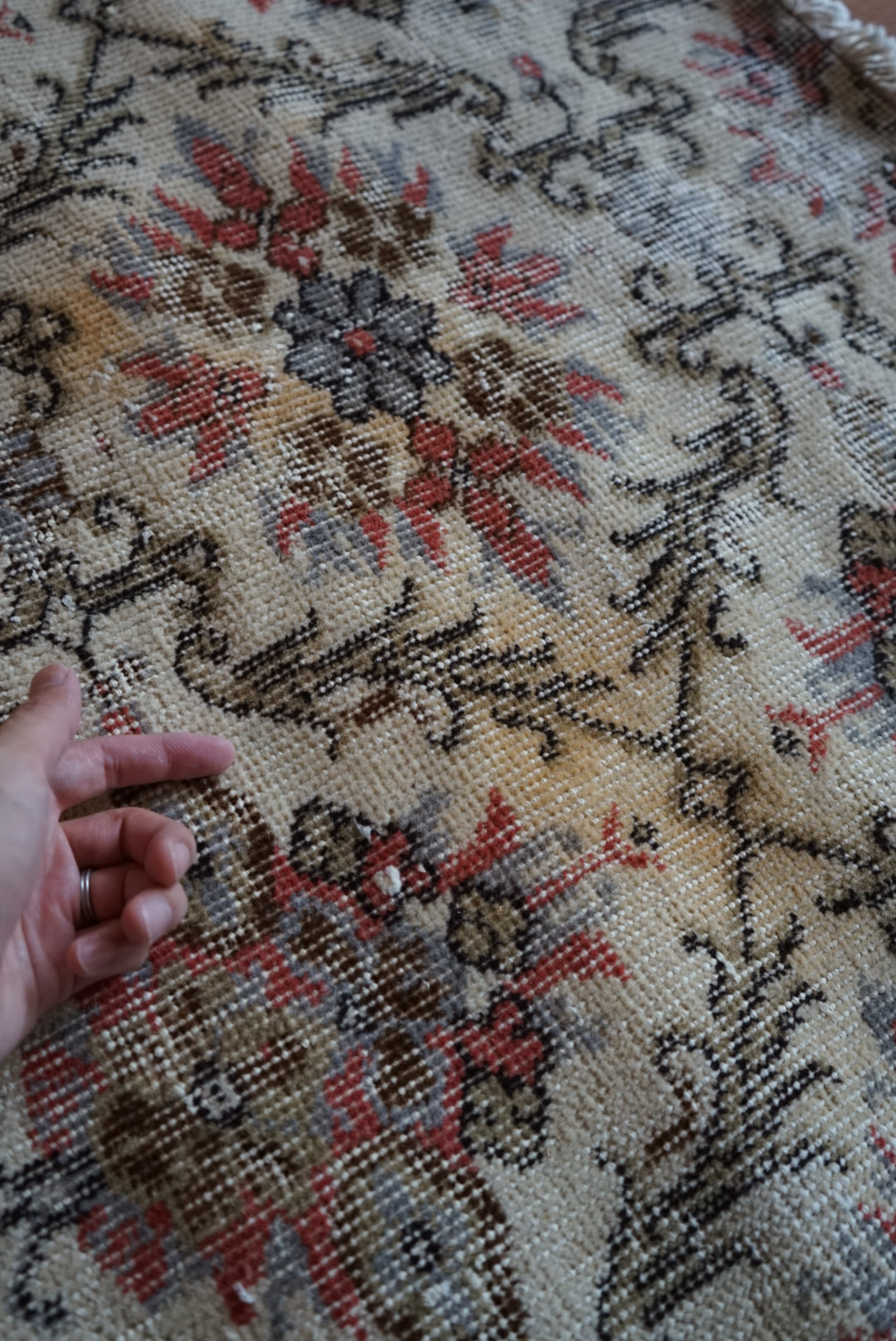 Türkiye Old Isparta Cream , Scarlet Color Flower 1970年代 194 × 95 cm No.TR25520 / 国内送料無料・羊毛手織り絨毯