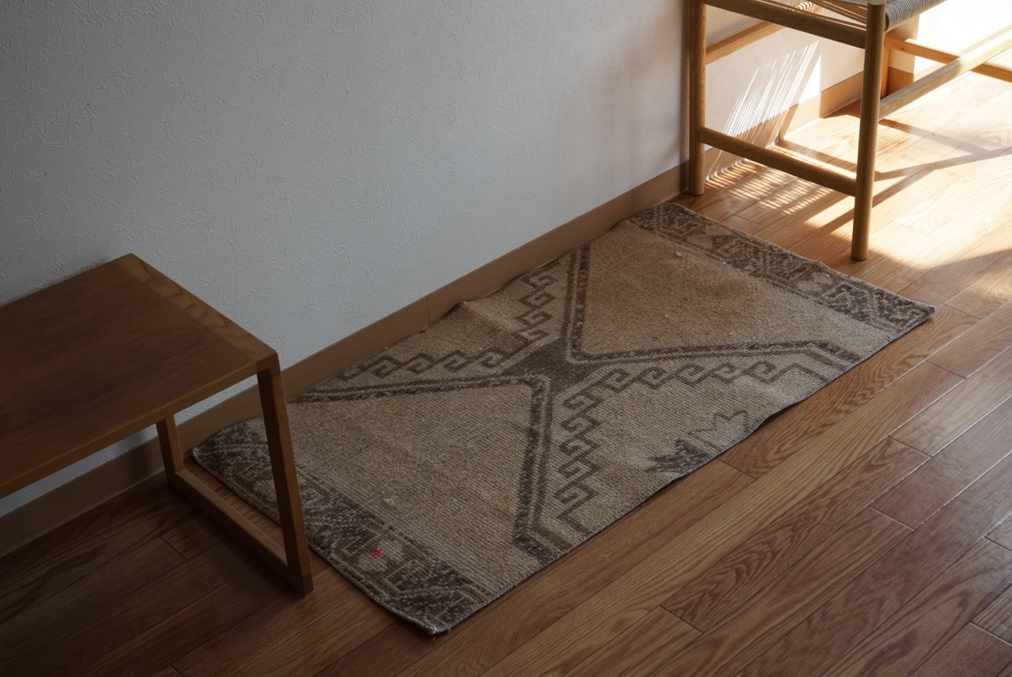 Türkiye Old Oushak Beige 1970年代 105.5 × 57 cm No.TR25513 / 国内送料無料・羊毛手織り絨毯