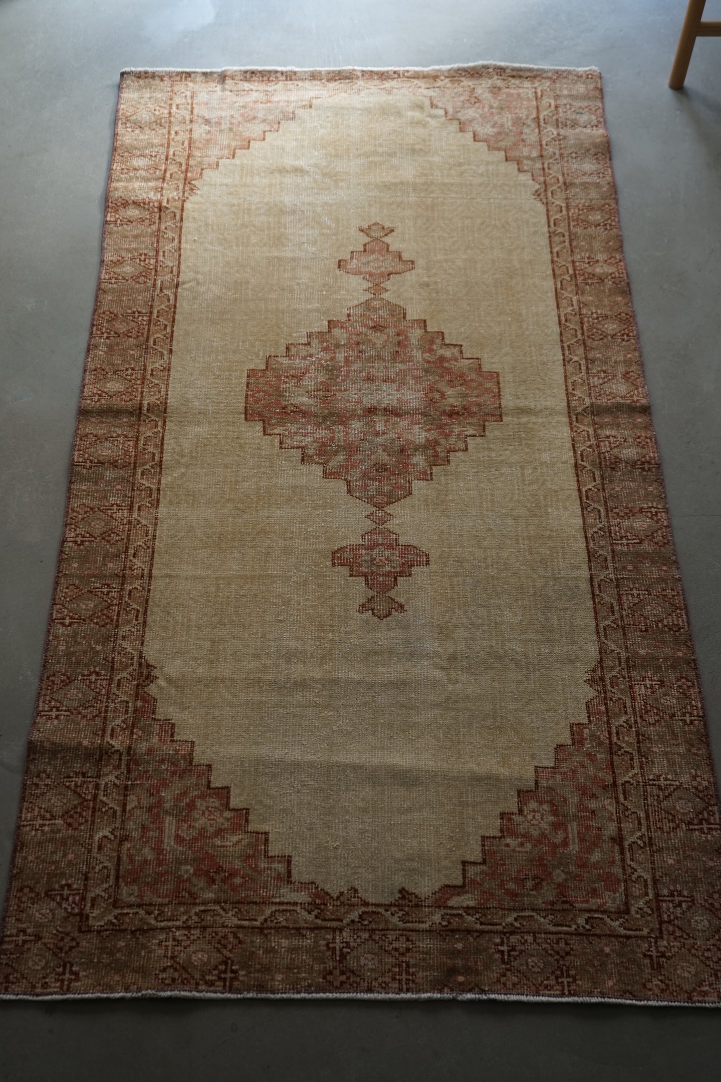 TURKEY OLD ISPARTA BEIGE MEDALION 1970年代 172 × 92 cm No.TR25200