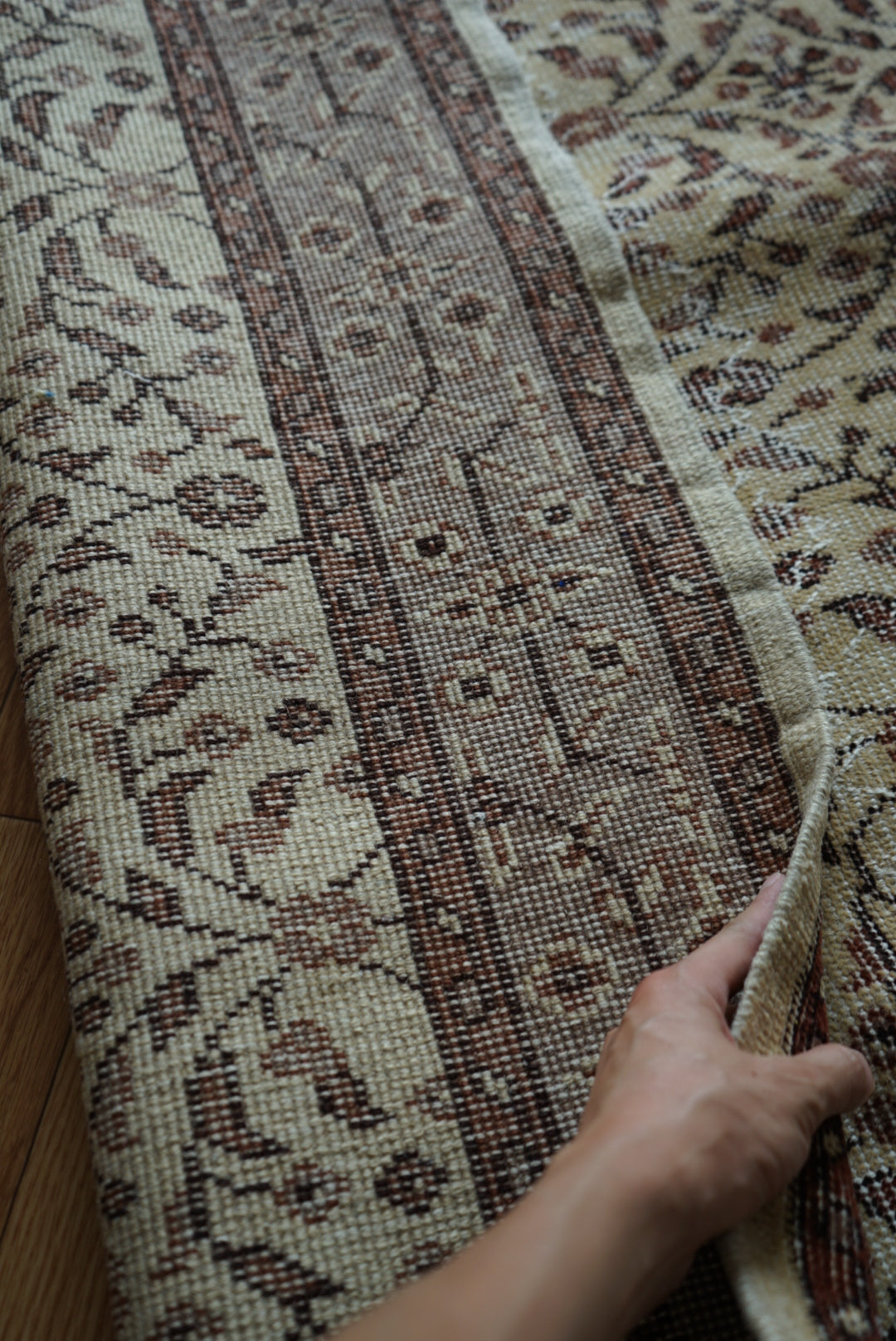 Türkiye Old Isparta Beige ,  Azuki Color Flower 1970年代 198.5 × 117 cm No.TR25519 / 国内送料無料・羊毛手織り絨毯