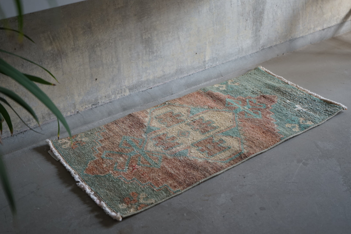 Türkiye Old Oushak Beige Blue Small size 1970年代 80 × 40 cm No.TR25243