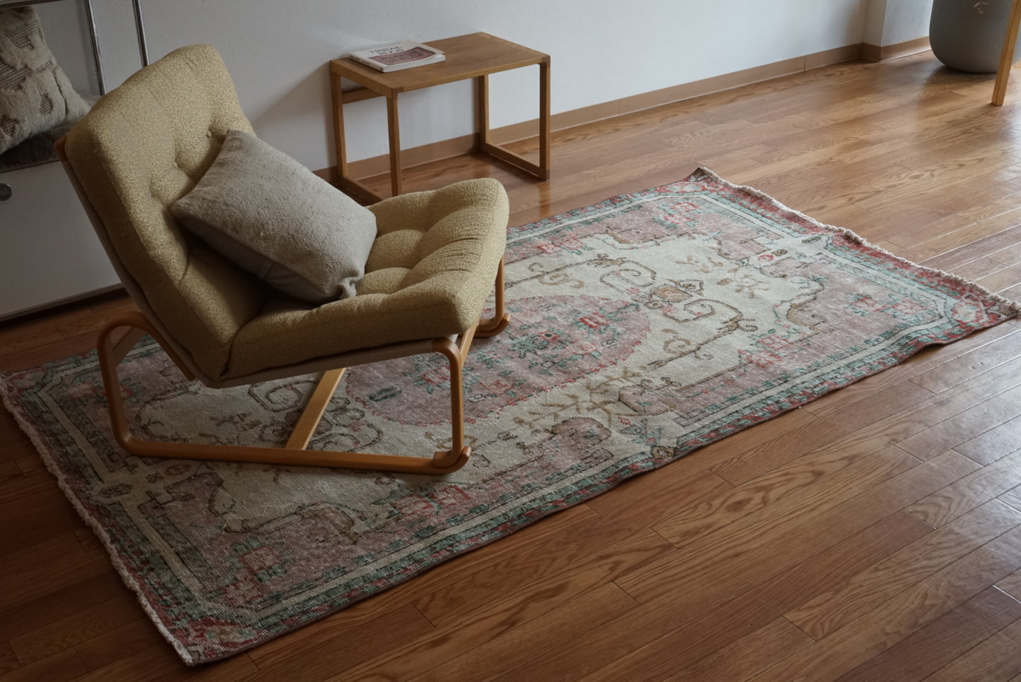 Türkiye Old Isparta Beige , Pink , Green Flower Garden 1970年代 208 × 113 cm No.TR25509 / 国内送料無料・羊毛手織り絨毯