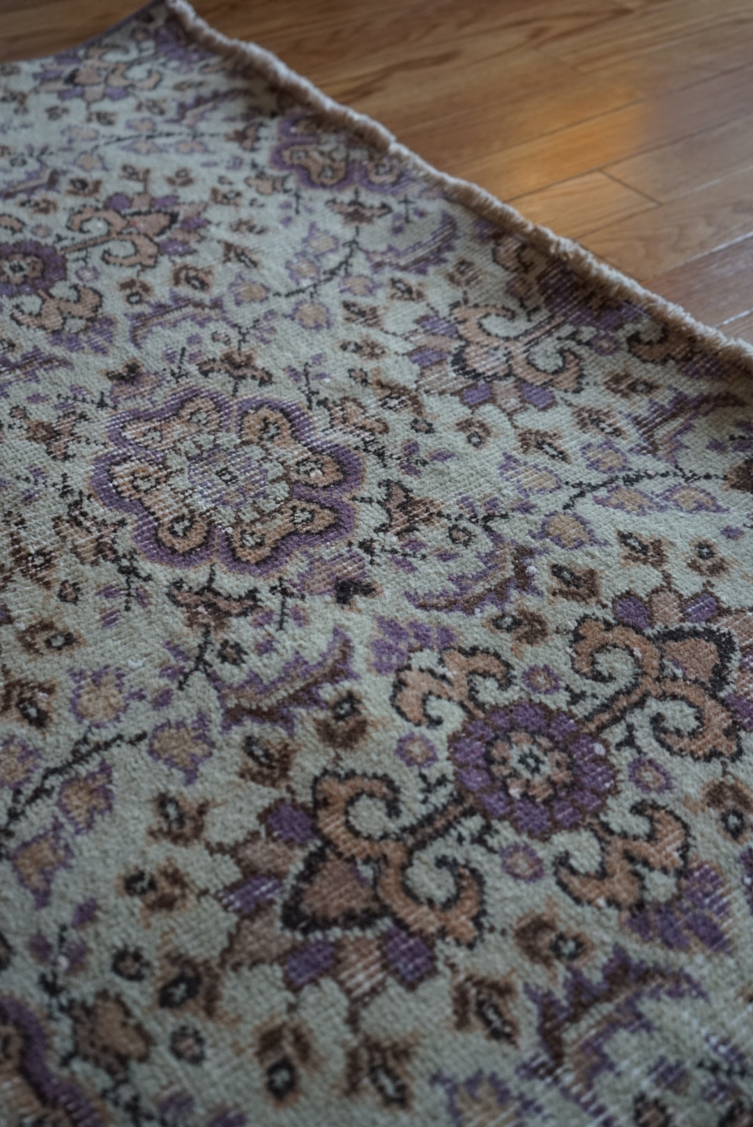 Türkiye Old Isparta Beige ,  Purple Flower 1970年代 226 × 120 cm No.TR25518 / 国内送料無料・羊毛手織り絨毯