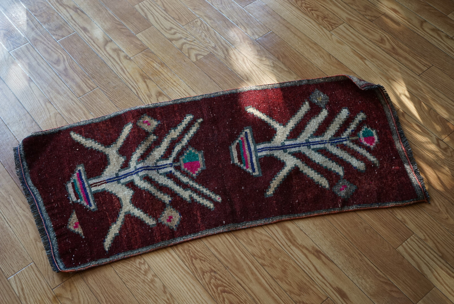 Türkiye Old Oushak Wine Red Flower 1970年代 111 × 49 cm No.TR25538 / 国内送料無料・羊毛手織り絨毯