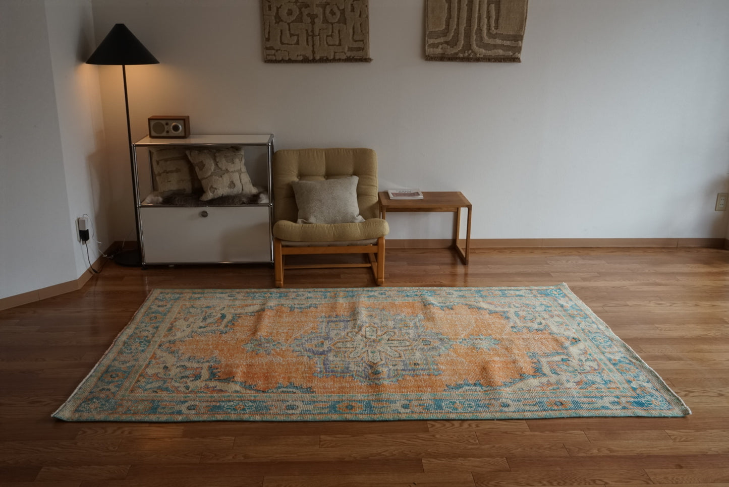 Türkiye Old Isparta Beige , Orange , Blue , Green Flower Medallion 1970年代 232 × 132 cm No.TR25510 / 国内送料無料・羊毛手織り絨毯