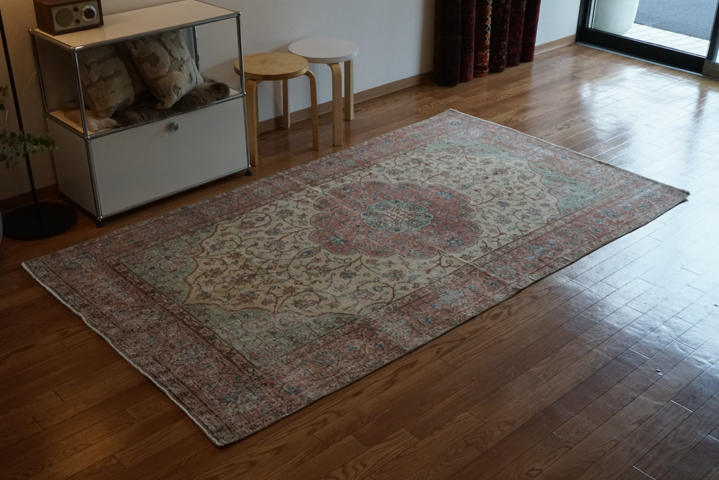 Türkiye Old Isparta Beige , Red , Green Medallion 1960年代 244 × 142 cm No.TR25455