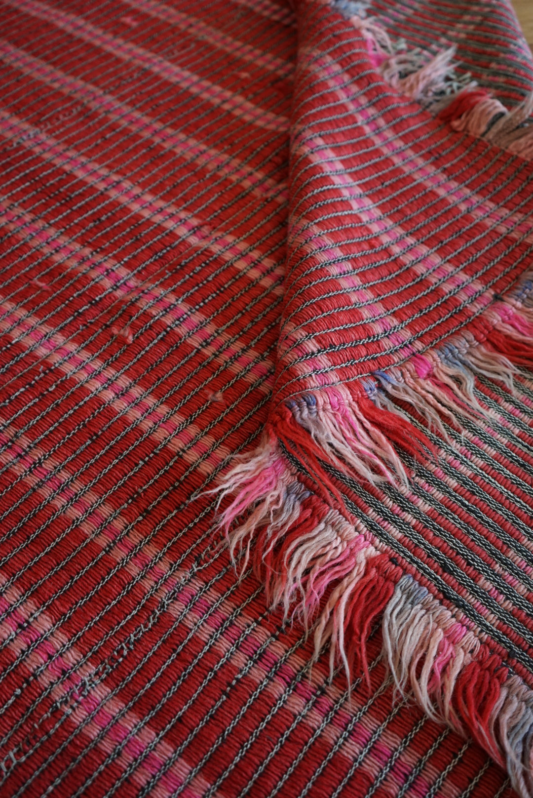 Türkiye Old Kilim Shaggy Pink , Red 1960年代 195 × 144 cm No.TR25546 / 国内送料無料・羊毛手織りキリム