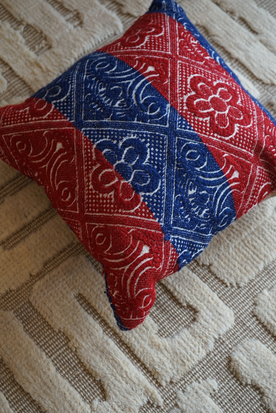 Türkiye Old Kilim Cushion Cover Bicolor Red , Blue Flower 40 × 40 cm No.TR25360