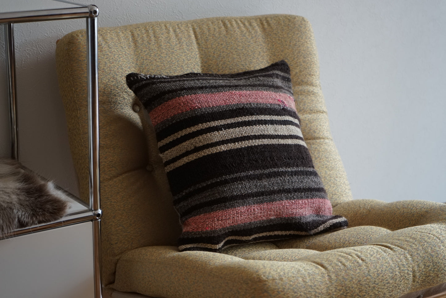 Türkiye Old Kilim Cushion Cover Pink , Black , Glay Mix Color Border Design 50 × 50 cm No.TR25526 / 国内送料無料・羊毛手織りキリム