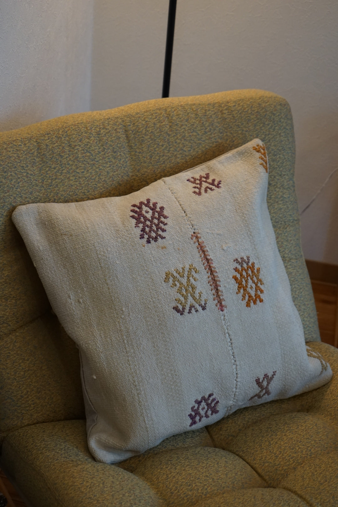 Türkiye Old Kilim Cushion Cover Ivory , Beige , Orange Tribal Patchwork Design 45 × 45 cm No.TR25570 / 送料無料・羊毛手織りキリム