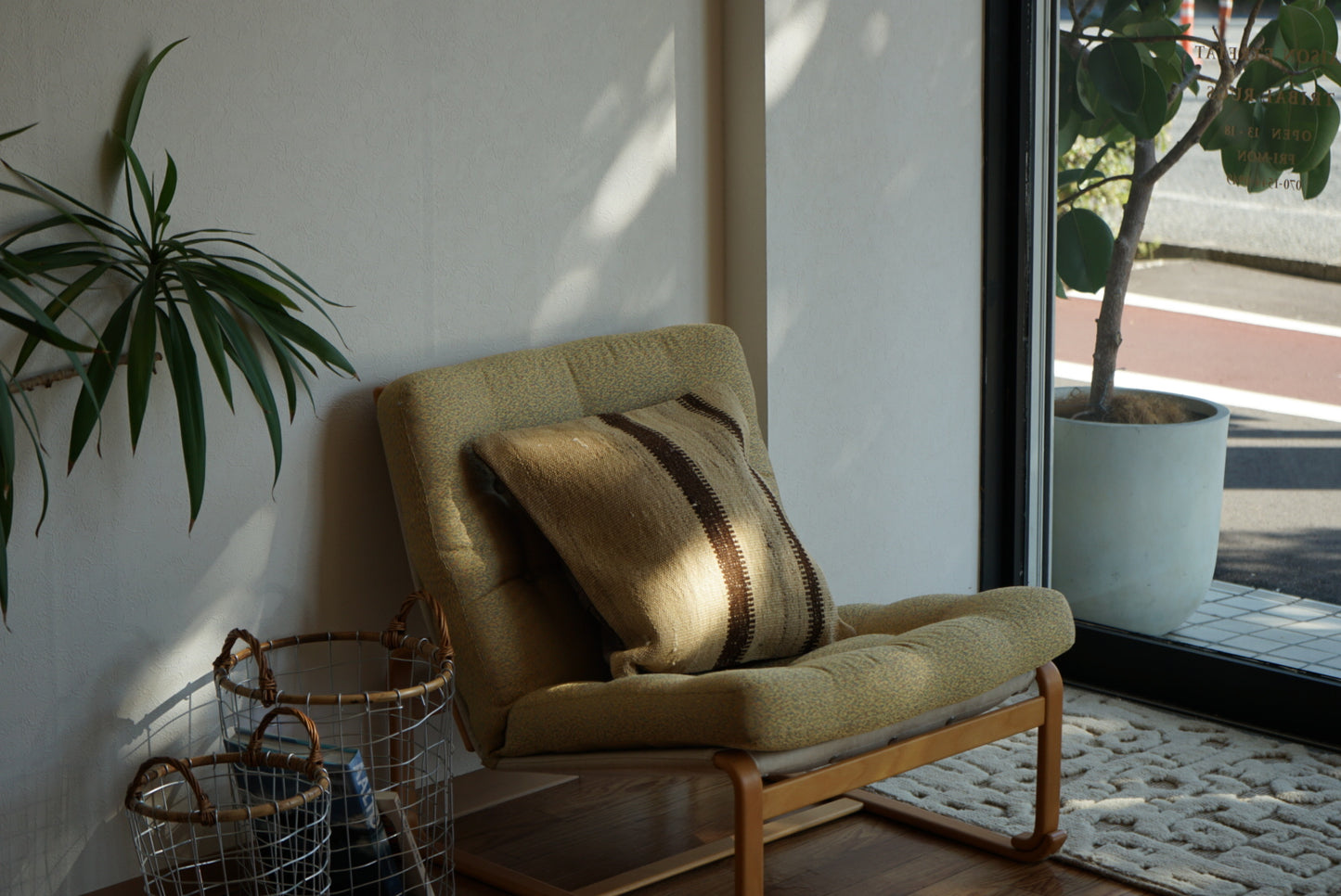 Türkiye Old Kilim Cushion Cover Brown , Beige Stripe Design 44 × 46 cm No.TR25558 / 送料無料・羊毛手織りキリム