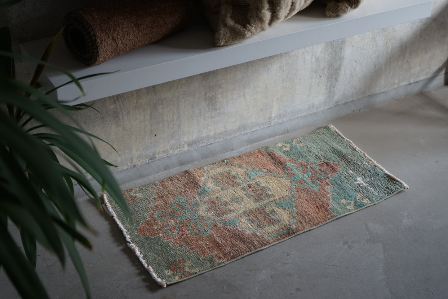 Türkiye Old Oushak Beige Blue Small size 1970年代 80 × 40 cm No.TR25243