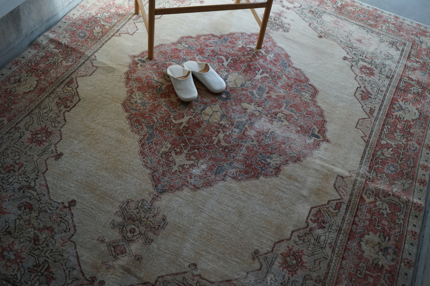 TURKEY OLD ISPARTA PINK BEIGE MEDALLION 1970年代 265 × 194 cm No.TR25213