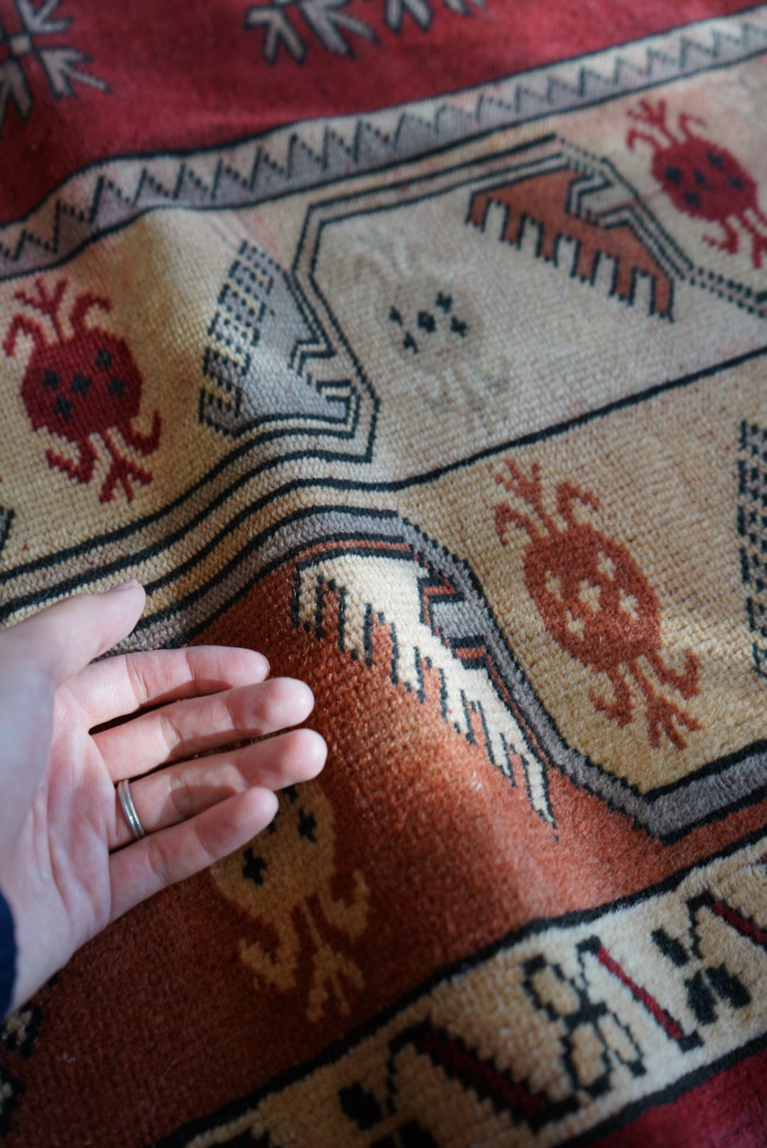Türkiye Old Anatoria Beige , Red 1960年代 178 × 123 cm No.TR25552 / 国内送料無料・羊毛手織り絨毯