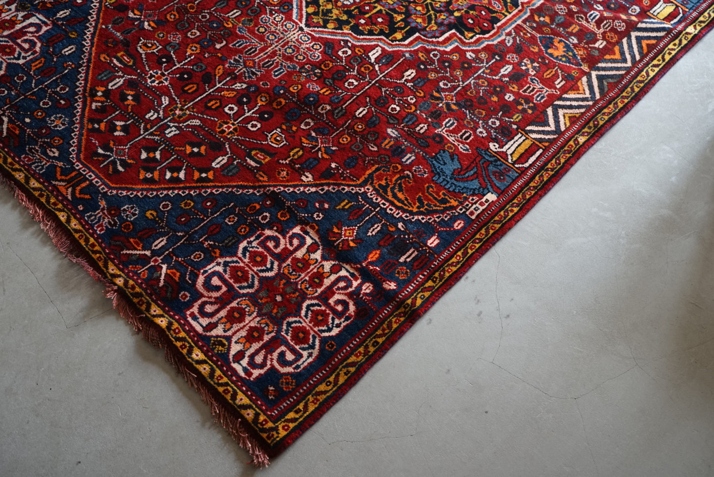 IRAN ANTIQUE SHIRAZ QASHQAI HEYBATLO 1880年代 214 × 123 cm