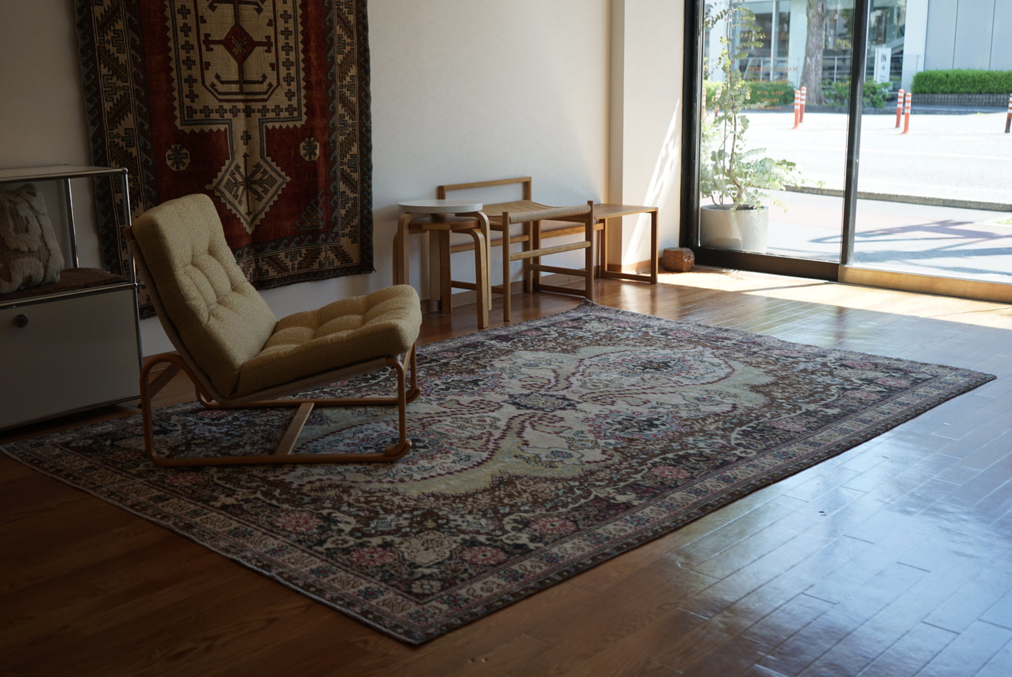 Türkiye Old Oushak Flower Medallion Black Butterfly 1970年代 263 × 176 cm No.TR25402