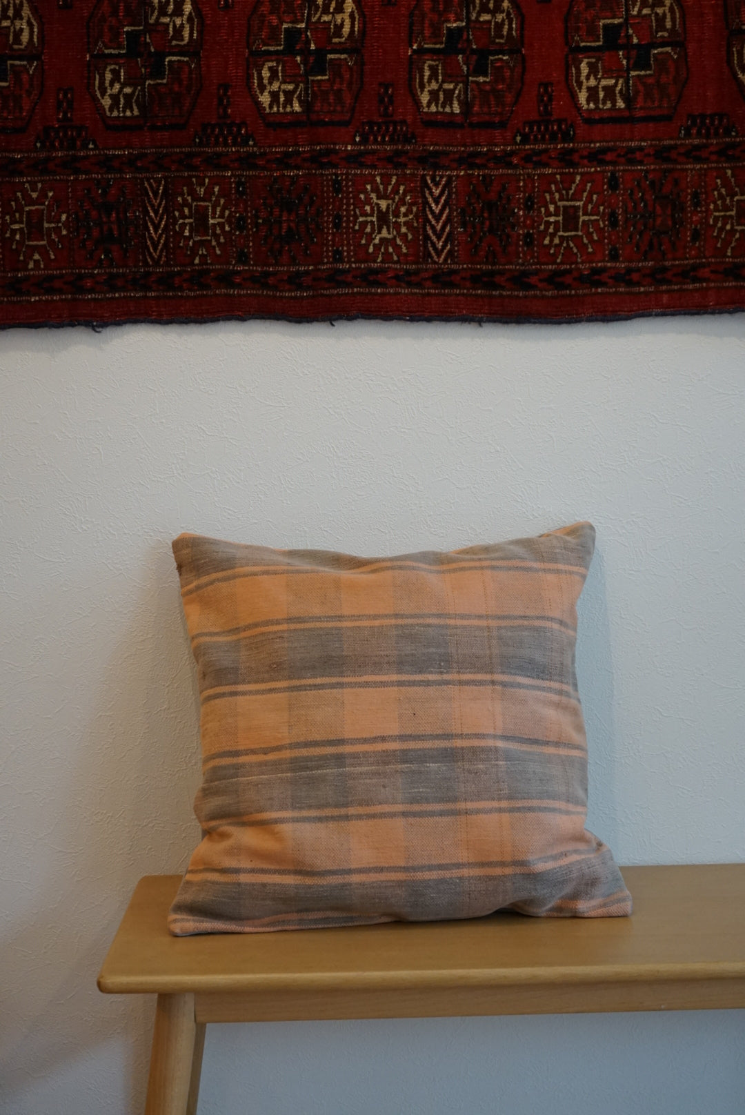 Türkiye Old Kilim Cushion Cover Pink , Glay Checker Design 45 × 45 cm No.TR25573 / 送料無料・羊毛手織りキリム