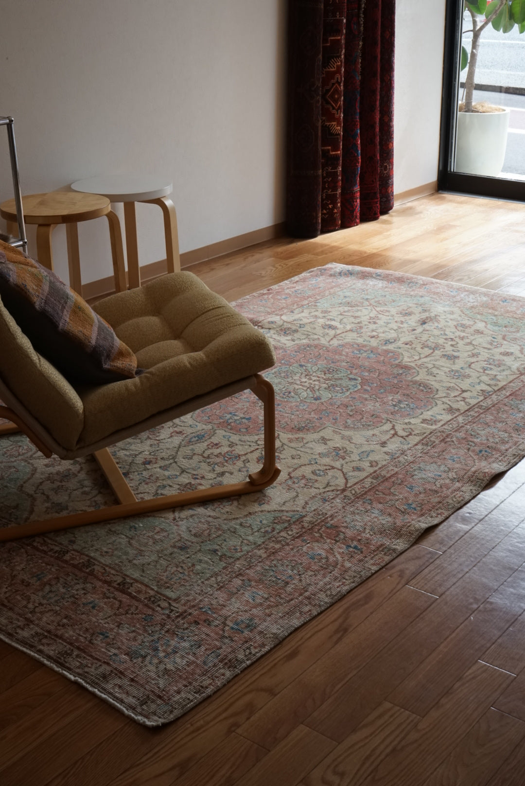 Türkiye Old Isparta Beige , Red , Green Medallion 1960年代 244 × 142 cm No.TR25455