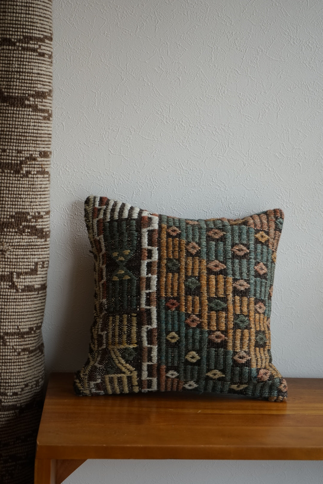 Türkiye Old Kilim Cushion Cover Bronz , Green , White Mix Color Tribal Design 38 × 38 cm No.TR25527 / 国内送料無料・羊毛手織りキリム