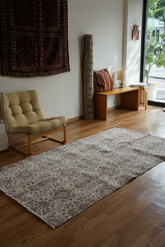 Türkiye Old Isparta Beige ,  Purple Flower 1970年代 226 × 120 cm No.TR25518 / 国内送料無料・羊毛手織り絨毯