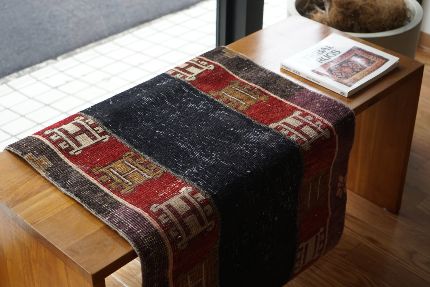Türkiye Old Oushak Black , Red Patchwork Runner 1970年代 109 × 61.5 cm No.TR25421