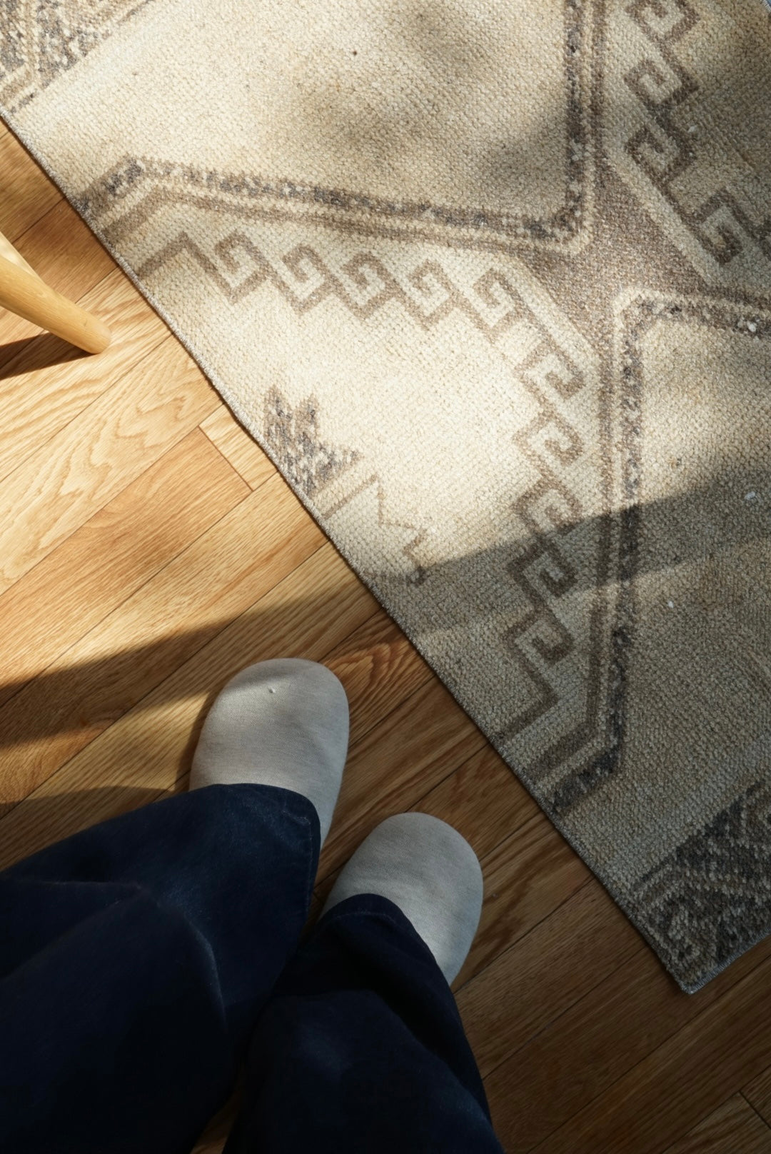 Türkiye Old Oushak Beige 1970年代 105.5 × 57 cm No.TR25513 / 国内送料無料・羊毛手織り絨毯