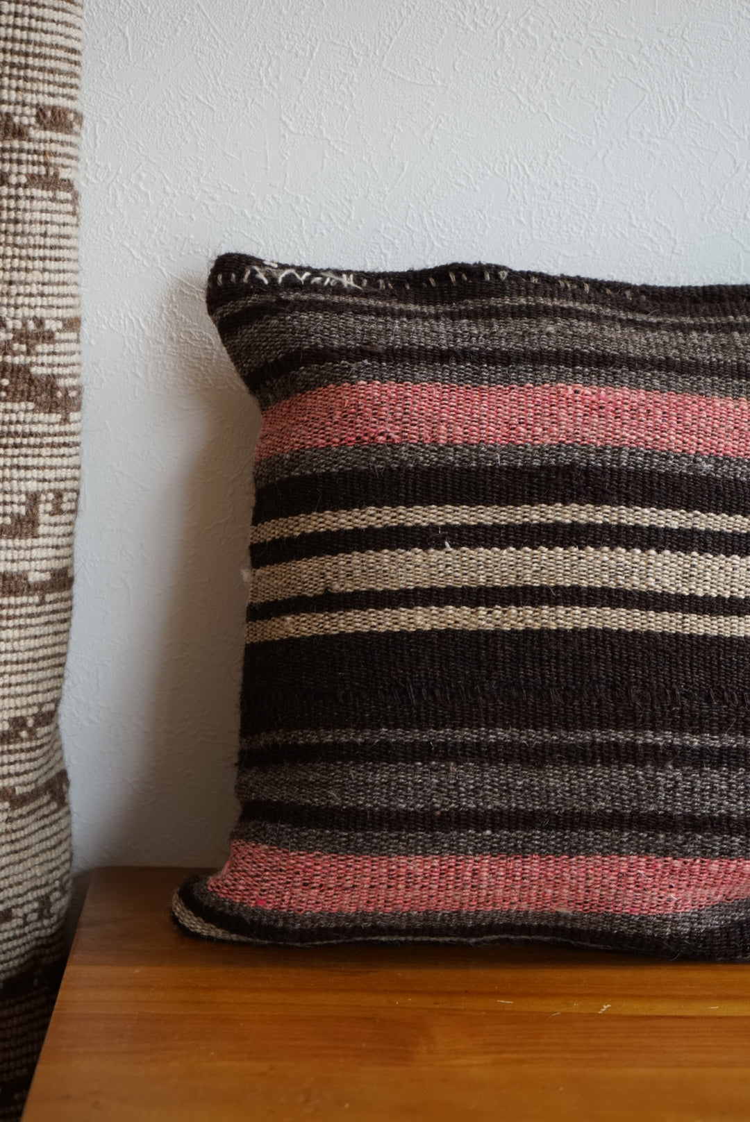 Türkiye Old Kilim Cushion Cover Pink , Black , Glay Mix Color Border Design 50 × 50 cm No.TR25526 / 国内送料無料・羊毛手織りキリム
