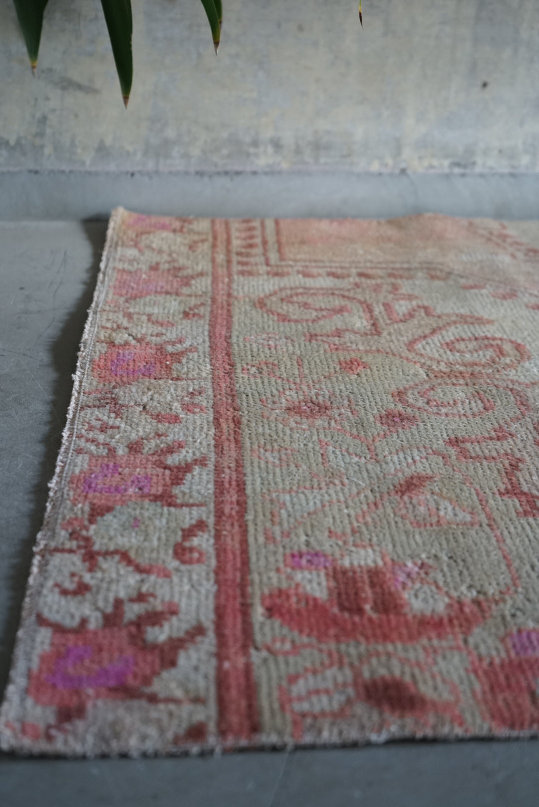 Türkiye Old Oushak Rose Pink Small size 1970年代 137 × 91 cm No.TR25244