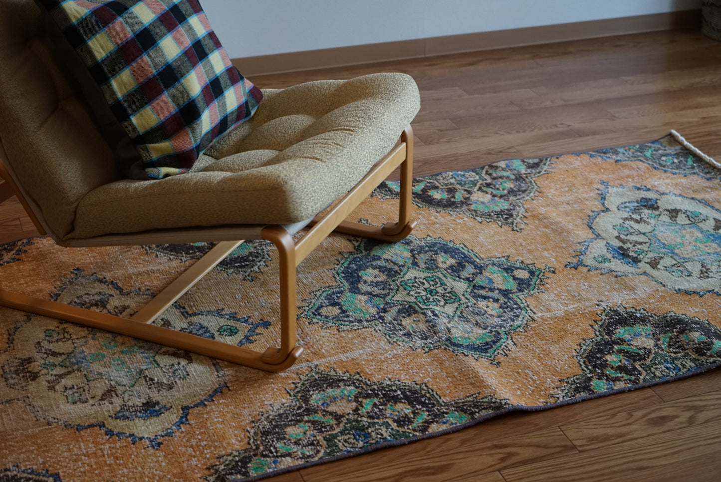 Türkiye Old Isparta Orange Flower 1970年代 186 × 97 cm No.TR25517 / 国内送料無料・羊毛手織り絨毯