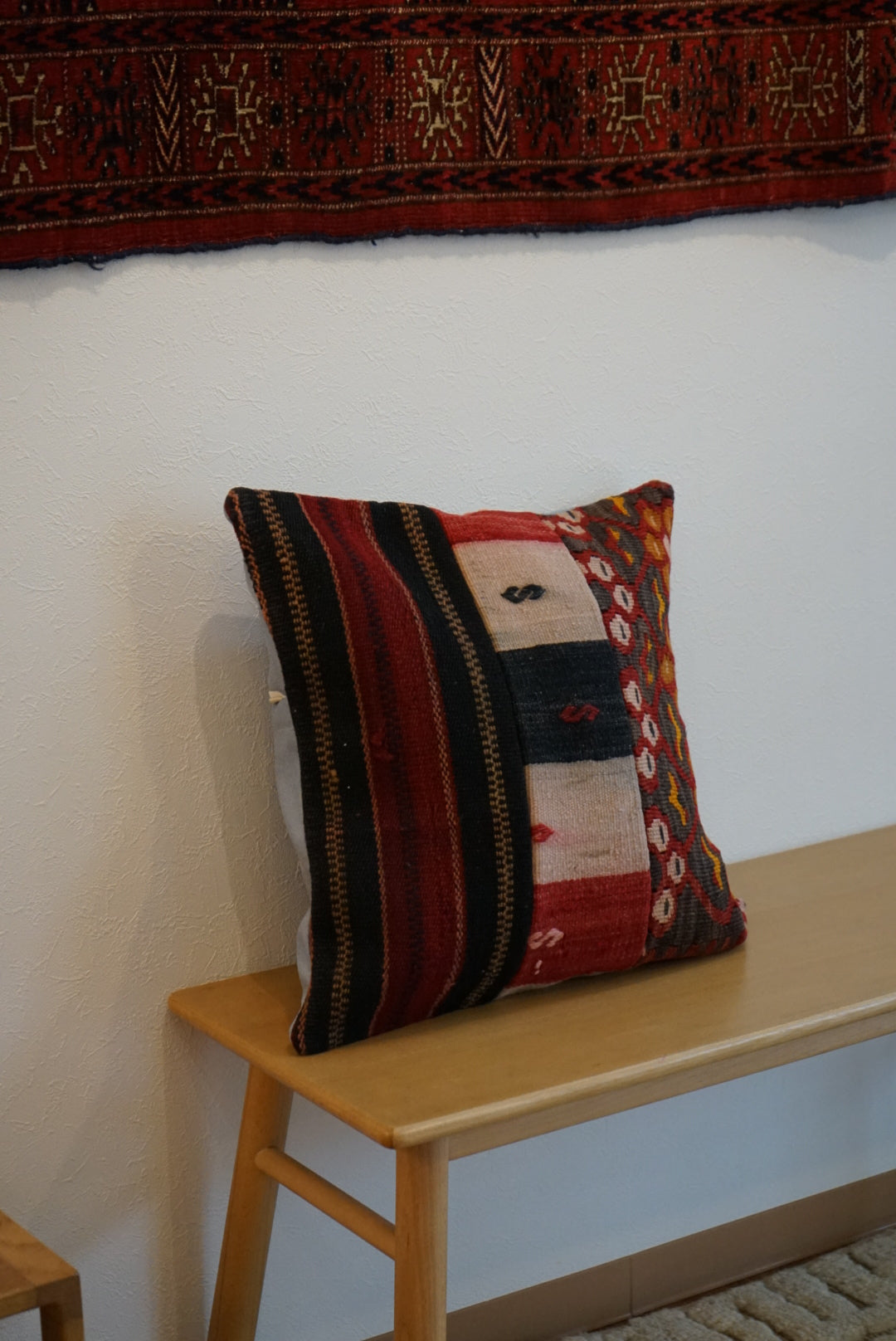 Türkiye Old Kilim Cushion Cover Red , Black , Beige Patchwork Design 45 × 45 cm No.TR25569 / 送料無料・羊毛手織りキリム