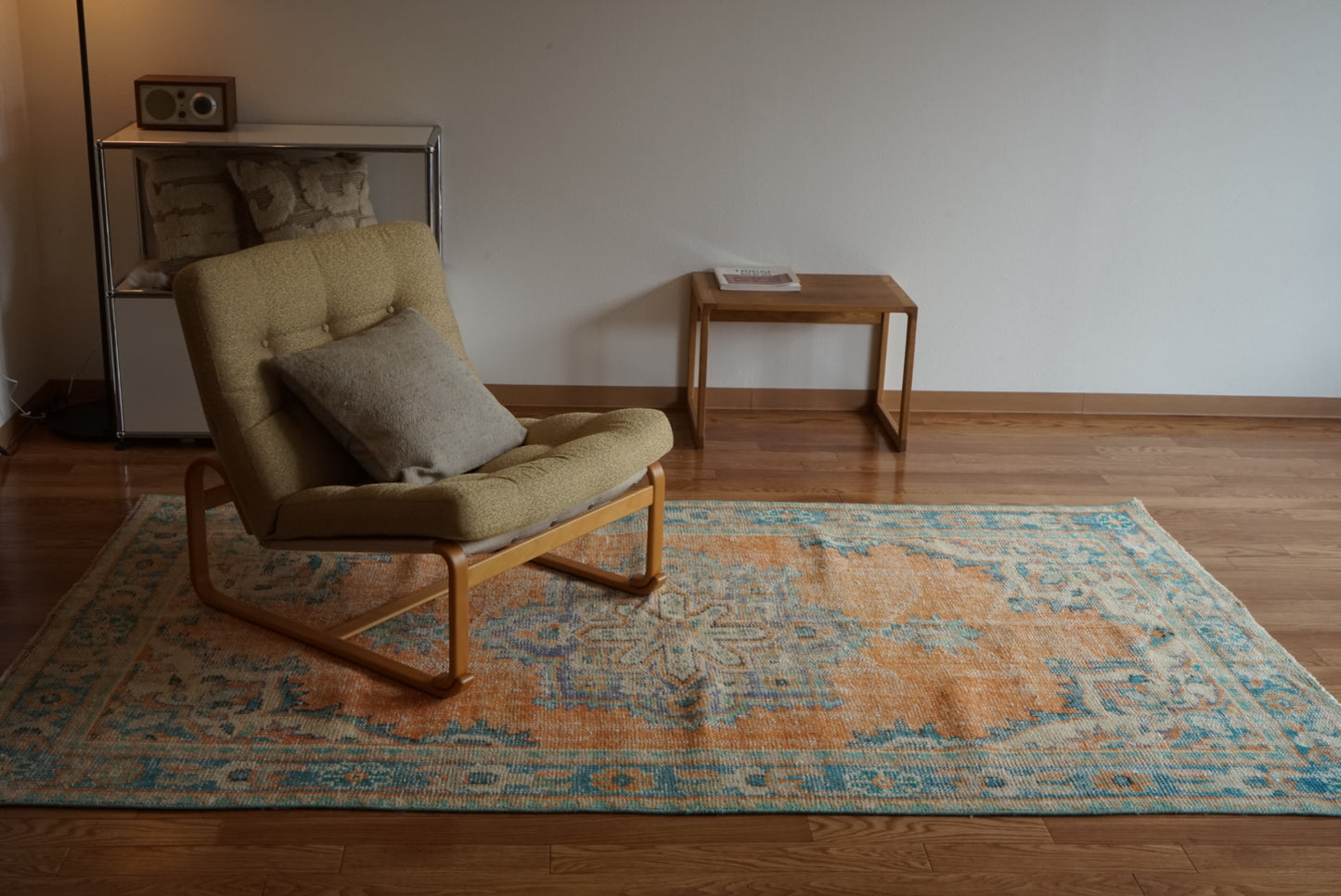 Türkiye Old Isparta Beige , Orange , Blue , Green Flower Medallion 1970年代 232 × 132 cm No.TR25510 / 国内送料無料・羊毛手織り絨毯