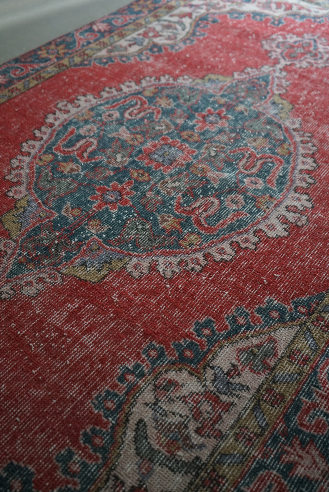 TURKEY OLD ISPARTA RED 1970年代 198 × 109 cm No.TR25143