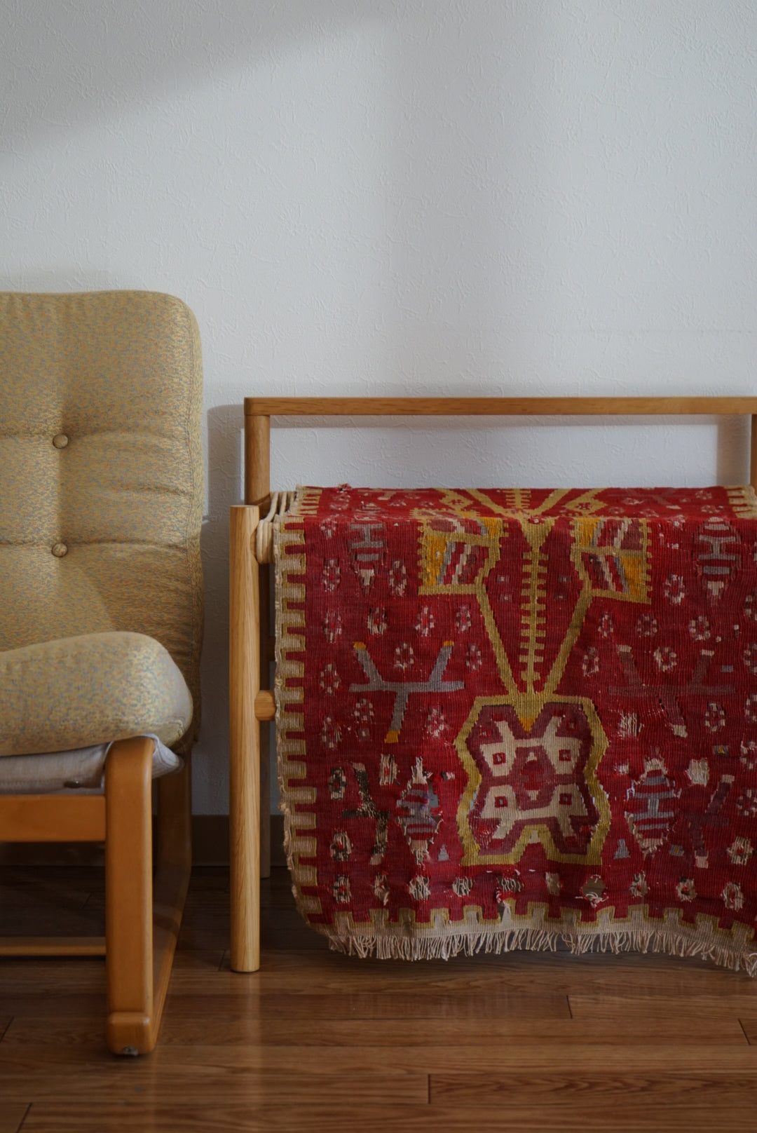 店頭販売 Tribal rug Türkiye Old Anatoria Kilim Tapestry Red , Yellow " Tree of life " 1960年代 111 × 53 cm No.TR25565 / 国内送料無料・羊毛手織りキリム