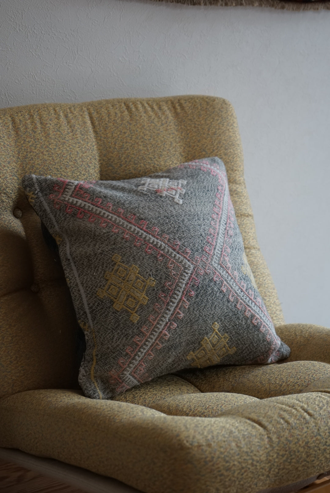 Türkiye Old Kilim Cushion Cover Tribal Design Glay 41 × 41 cm No.TR25533 / 送料無料・羊毛手織りキリム